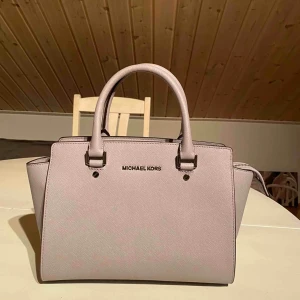  - Michael Kors väska i mycket bra skick! Färg: grå/lila. Ordinarie pris: 3200kr. 
