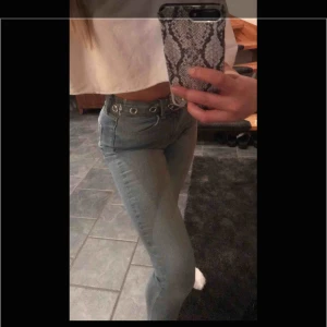  - Säljer dessa fina ljusblåa jeans från Levis! Sparsamt använda såg gott skick!! Modellen heter high Rise skinny, dem är högmidjade.  Köptes för: 1099kr  Säljes för: 150kr!!