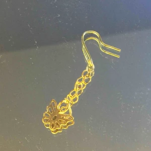  - Hängande örhängen med fjäril och pärlor gjorda själv frakt är 11kr de är guldiga och silvriga