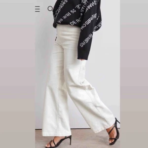  - Säljer mina manchesterbyxor💫💫 Passformen är wide leg och de är högmidjade. Till färgen är de krämvita😍 De är endast använda en gång. Ursprungspriset är 500kr och just nu är de även slutsålda. Det är bara att höra av sig om du undrar över något💕💕