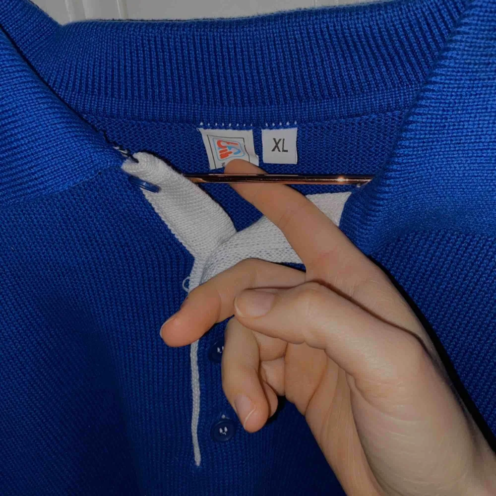 Retro stickad mörkblå tröja med vita ramar!! Jätteskön eftersom det är bomull, sticks INTE! Stl XL men passar mig som har S-M som snygg oversized! Frakt tillkommer❣️. Tröjor & Koftor.
