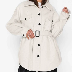  - Säljer min helt oanvända jacka ifrån Nelly! Har möjlighet att frakta gratis med kollinr!