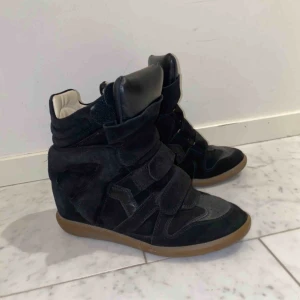  - Klassiska Isabel Marants modellen ”Bakett sneakers” i storlek 41, passar även 40. Köpta på Jackie i Täby Centrum för 1 år sedan för 4770 kr.  Bra skick och lådan samt dust bag medföljer! Skriv vid fler frågor eller bilder🥰