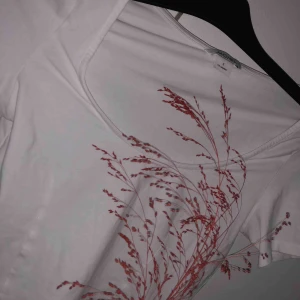  - Fin klassisk urringad t-shirt gjort av skönt material. Tyvärr kommer den aldrig till användning. 