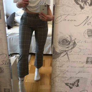  - Säljer dem snyggaste rutiga kostymbyxorna från Monki! Sitter perfekt runt både midja och rumpan! Sparsamt använda! 💜