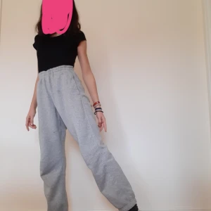 Nike mjukisbyxor  - Supersköna mjukisbyxor från nike junior men passar även S och M :)  går att reglera runt midjan. Säljer för att jag behöver pengar