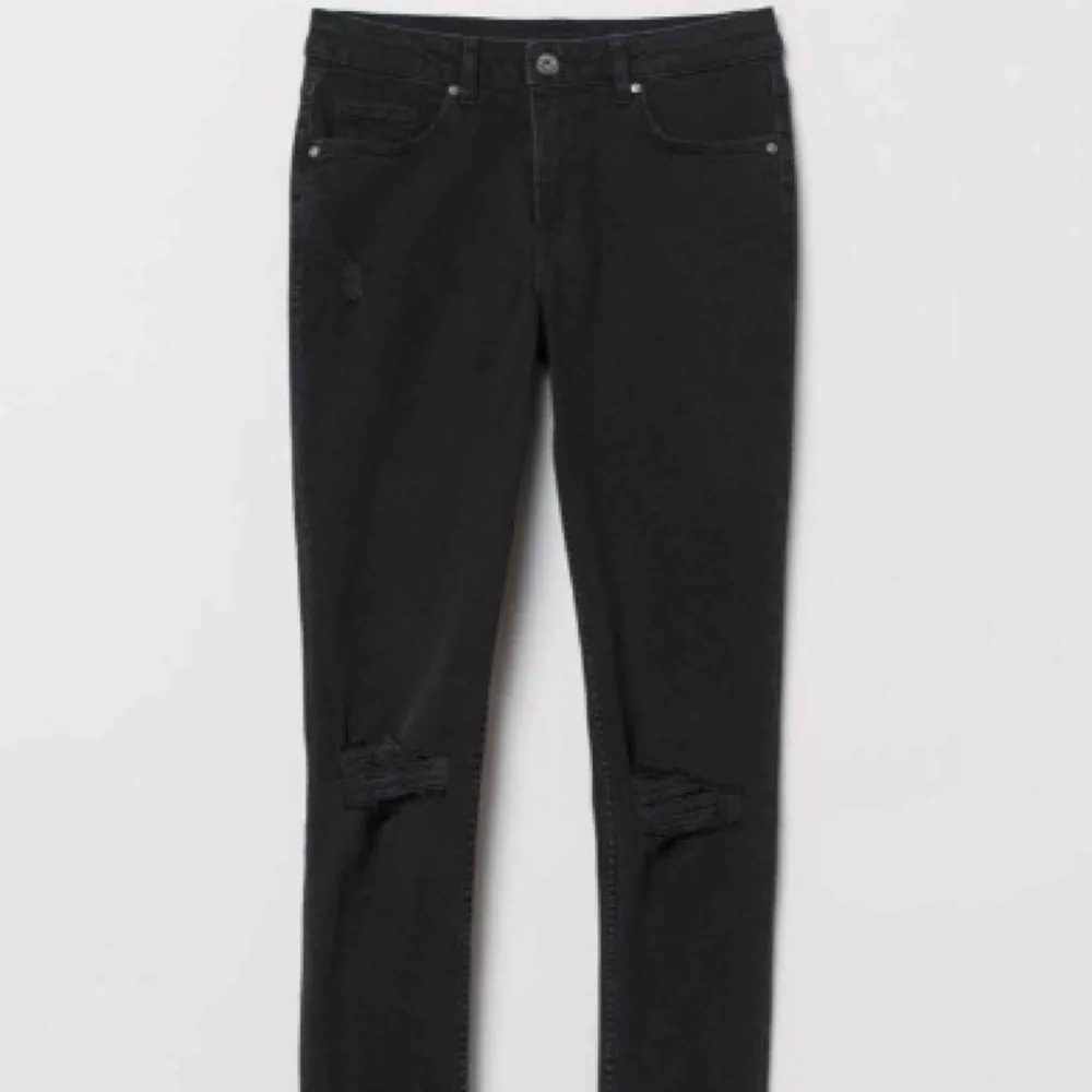 Svarta slitna jeans  129kr inkl frakten . Jeans & Byxor.