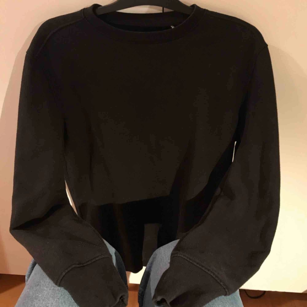 Mysig svart sweatshirt  99kr inkl frakten . Tröjor & Koftor.