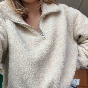 Teddy - Cropad teddytröja från weekday Fint skick nypris:500 Frakt: 88kr  Edit: jag kan sälja den för 200kr inklusive frakt