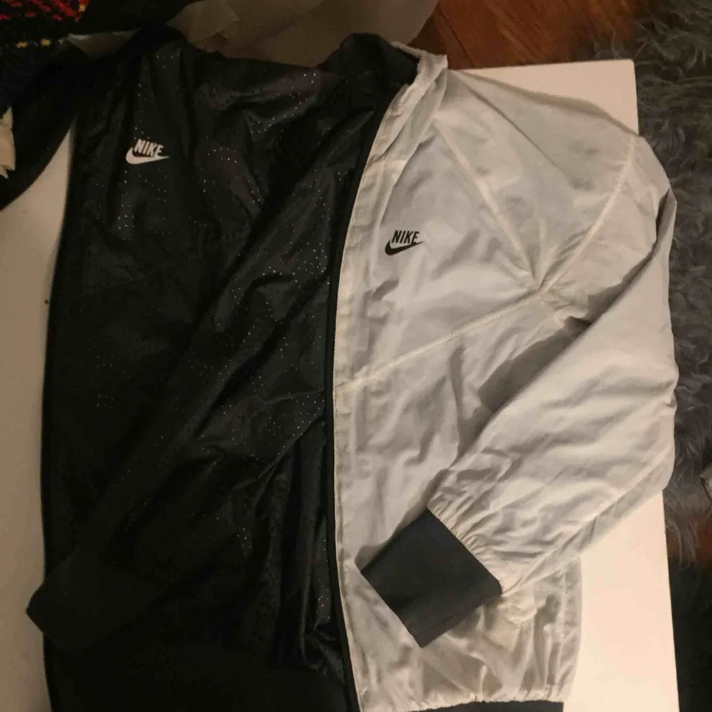 Nike 2i1 vindjackan i stl. XS, helt som ny. Passar till S också. Använt max 3 gånger då man kan säga att den är i ny skick. Mycket finn och jätte dyr vid inköp. Köpt på Nike Factory Store i Barkarby Centrum. Betalade den 1200kr på rean.. Hoodies.