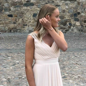  - Min fina balklänning!💖 Använd en gång för 2 år sedan, super skick och bra kvalite. Nypris ca 900kr🥳 beställde den från en brittisk sida, minns tyvärr inte vad den hette... 