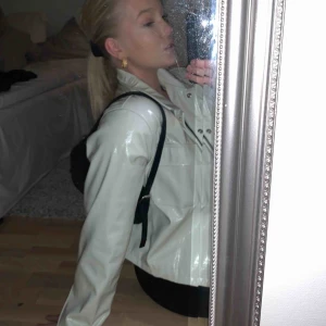 - Snyggaste lackjackan som är slutsåld överallt!! passar allt från S-L beroende på hur man vill att den ska sitta. Du står för frakt på 70kr. 400kr eller bud. 💫⭐️