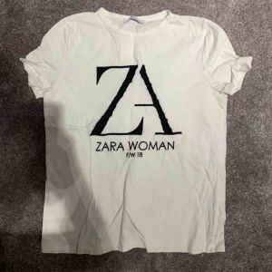  - Vit tröja med text på framsidan, från Zara. Storlek S. Säljer då den inte passar mig längre. Fint skick💙💕Ska den skickas betalar köparen frakten. 