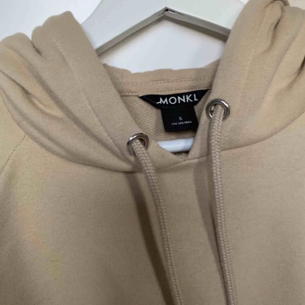 Jättefin och skön beige croppad hoodie från Monki. Säljer då den är för kort i armarna för mig. Använd 2 gånger endast. 🥰🥰 frakt tillkommer . Hoodies.