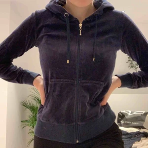  - Mörkblå huvtröja från Cubus i strl S & ”Sammetsmaterlial”. Väldigt fint skick och säljes då den inte längre används. Ska den skickas betalar köparen frakten💙🦋