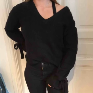  - Svin snygg stickad tröja från Linn ahlborgs X NA-KD, aldrig använd då den är stor. Den är stor i storleken och passar XS - L