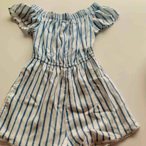  - Jätte gullig off shoulder jumpsuit, säljer pga används inte. Strl Xs men väldigt stretchig så passar nog även S.