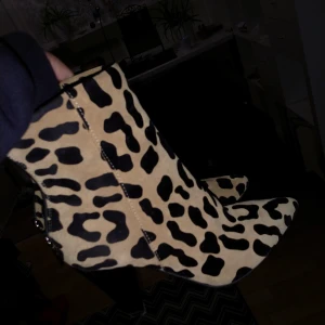 Clou, - Mocka Leopard boots. Använt endast en gång! I bra skick. Äkta mocka.