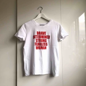  - T-shirt med rött print från Forever21.   Helt vanlig i storleken. Köparen står för portokostnad vid eventuellt skick.