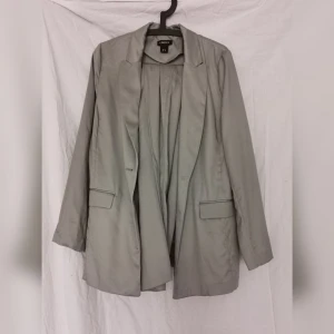 Lindex - Köpte sammanlagt för över 900 kronor. Aldrig använd. Prislappen kvar. Fint material och fin passform. Insåg bara att jag hade liknande kläder hemma så hann tröttna innan jag använde. 