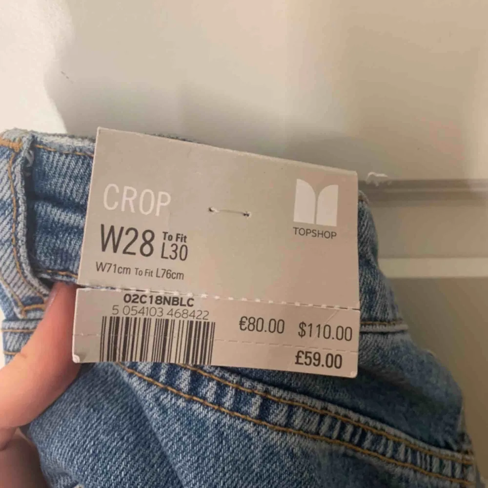 Säljer mina ascoola jeans från TopShop!💕 De är aldrig använda endast testade pga att jag aldrig haft möjligheten att använda de.  Storlek 28 (passar S/M) är själv mellan dessa storlekar och passar mig bra.  Nypris: 80€ (900kr) 💕💕. Jeans & Byxor.