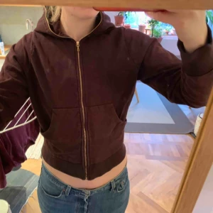  - Fin vinröd/lila lite croppad tröja från Acne! Sitter jättefint i midjan!