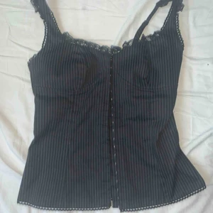  - Skiit snygg korsett i storlek 36. Jättefint skick och har justerbara axelband. 