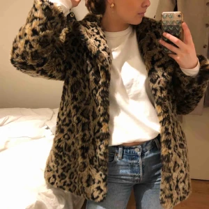  - En knappt använd pälsjacka i väldigt gott skick! Orginalpris: 999kr! 