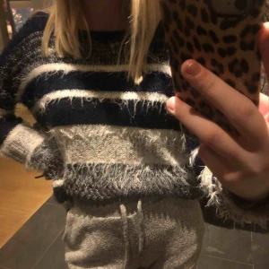  - En blå och vit randig stickad tröja från Vero Moda😇✨Storlek S och vad jag vet så är det inga skador på tröjan💫😛FRI FRAKT!!☺️🙃