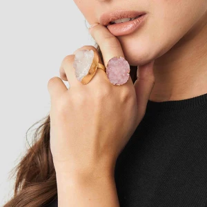  - ringar från NA-KD, endast använda en gång men kommer ej till användning längre💘25 kr/styck, båda för 50 kr, frakten ligger på 20 kr oavsett