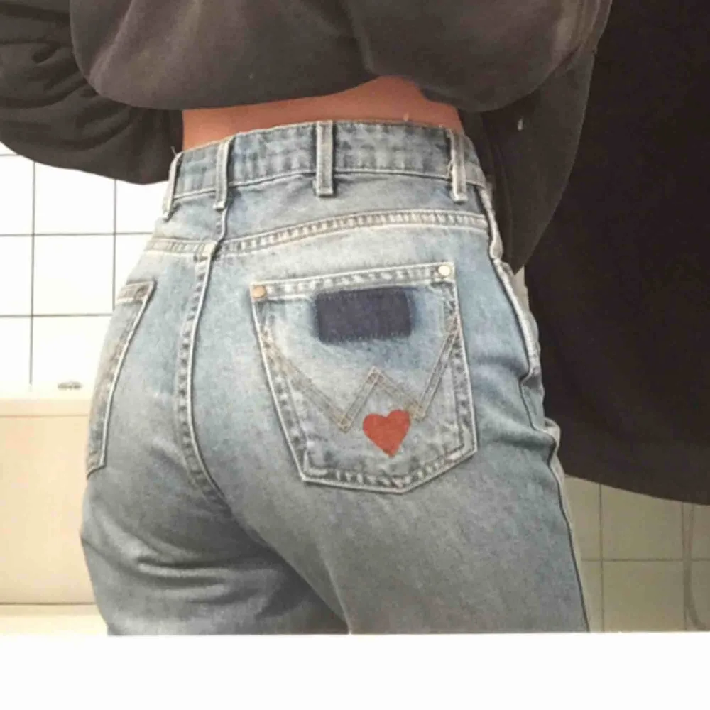 Ett par skit snygga byxor som jag köpt på secondhand! Är inte min stil! . Jeans & Byxor.