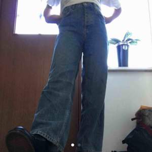 Snygga jeans från Bershka i storlek 32 (xxs) Jag är 160 cm lång <3 frakt tillkommer
