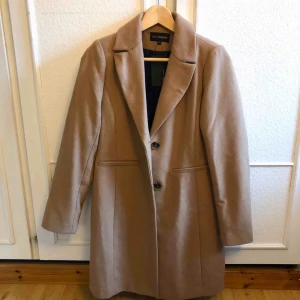  - Riktigt snygg ullkappa i beige färg! Oanvänd med lapp kvar. 1200kr nypris. 