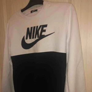  - Till både tjejer och killar, storlek L men om man tkr om oversize är den super bra, i bra skick, möts upp i Göteborg eller står köparen för frakt 