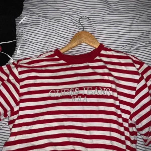  - GUESS JEANS x A$AP Rocky striped tee.                      Väl använd men mycket bra skick.   