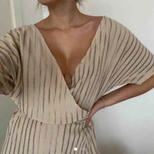  - Superfin byxdress från H&M. Storlek large men den är rätt liten i storlek, jag hörnornament S, men den går att justera i midjan