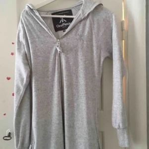 OnePiece - Endast testad och har sedan jag köpte den endast hängt i garderoben. Hur skön som helst, i storlek XS men passar small och skulle säker passa M också.     • Köparen står för frakt. Äkta OnePiece!