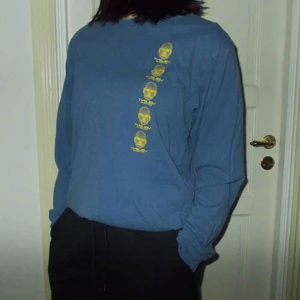  - Fin långärmad tröja från carlings med feta tryck både fram och bak. Använd men i fint skick!