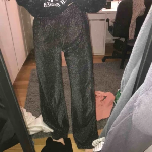 byxor  - glitter byxor ifrån NAKD, för långa på mig som är 160 cm ungefär, man kan sy upp om man är för kort :)pris går att diskutera 