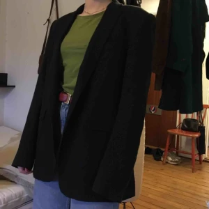  - snyggaste acnekavajen i stan! plain svart oversized kavaj som är m y c k e t sparsamt använd :-)