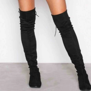 Over Knee Boots - Nya Over Knee Boots. Endast testade. Säljes pga att jag inte använder dom.  Skorna är beigefärgade, inte svarta som på första bilden. Den första bilden visar hur skorna ser ut på..  • Storlek 37 • Köparen står för frakt!