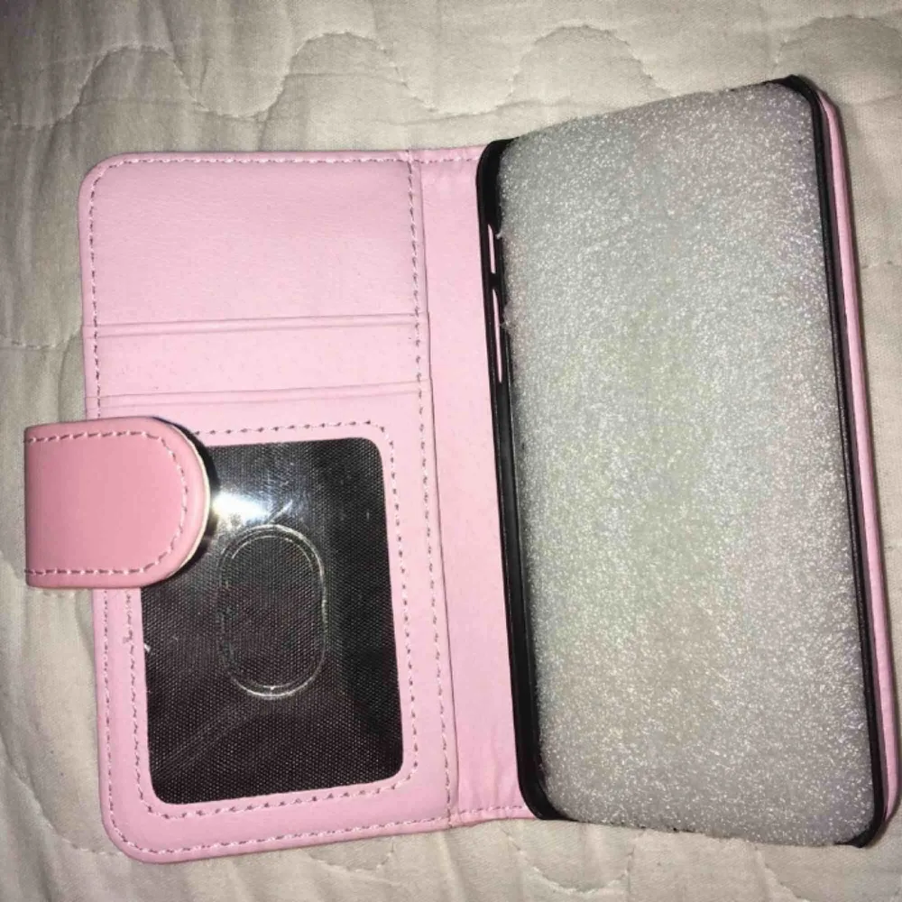 Ett helt splitternytt och oanvänt skal för iPhone SE och iPhone 5, i fägen rosa. Två fack för kort och ett för sedlar. Säljes eftersom kommer inte att komma till användning.  • Köparen står för frakt! . Accessoarer.