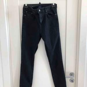 Säljer ett par till tighta jeans, dessa lite kortare än dom andra och mer åt svart grå färgen än helt svart. Jätte snygga! Köpta på nelly.com! Köparen står för frakt 🌸