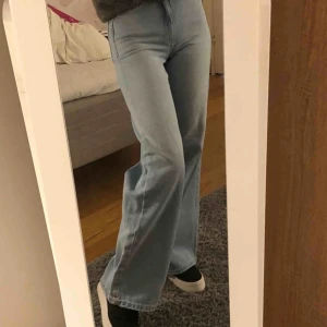  - Jättetrendiga vida byxor från nakd!!!💕Använda bara ett fåtal gånger!💕 köparen står för frakt Säljer pga för små