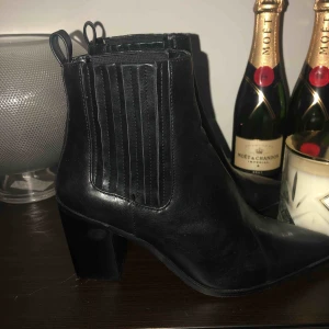  - Boots från NA-KD  Använda endast en gång, säljes då dom är lite stora för mig. Mycket bra skick. 