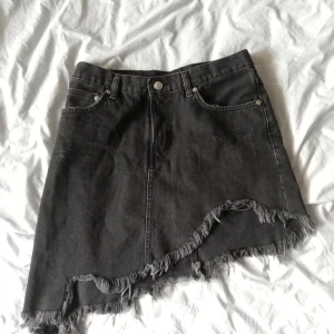 Cool jeanskjol, unik modell - Cool jeanskjol i unik modell från Zara. Ca storlek 38, står Medium på lappen. 