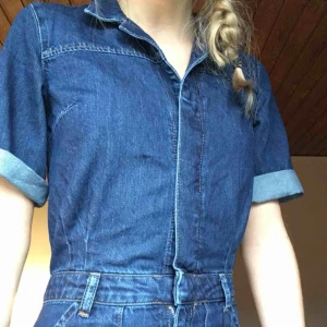  - En jääättefin jumpsuit från Mango med prislappen kvar! Säljer den för att den är för liten men jag glömde helt bort att returnera den i tid! Finns hål till bälte i midjan!