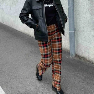  - Perfekta rutiga byxan! Från monki<3 jag är en 36 och den sitter bra på mig! 