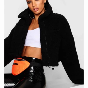  - Jacka från boohoo, aldrig använd. Köparen står för frakten