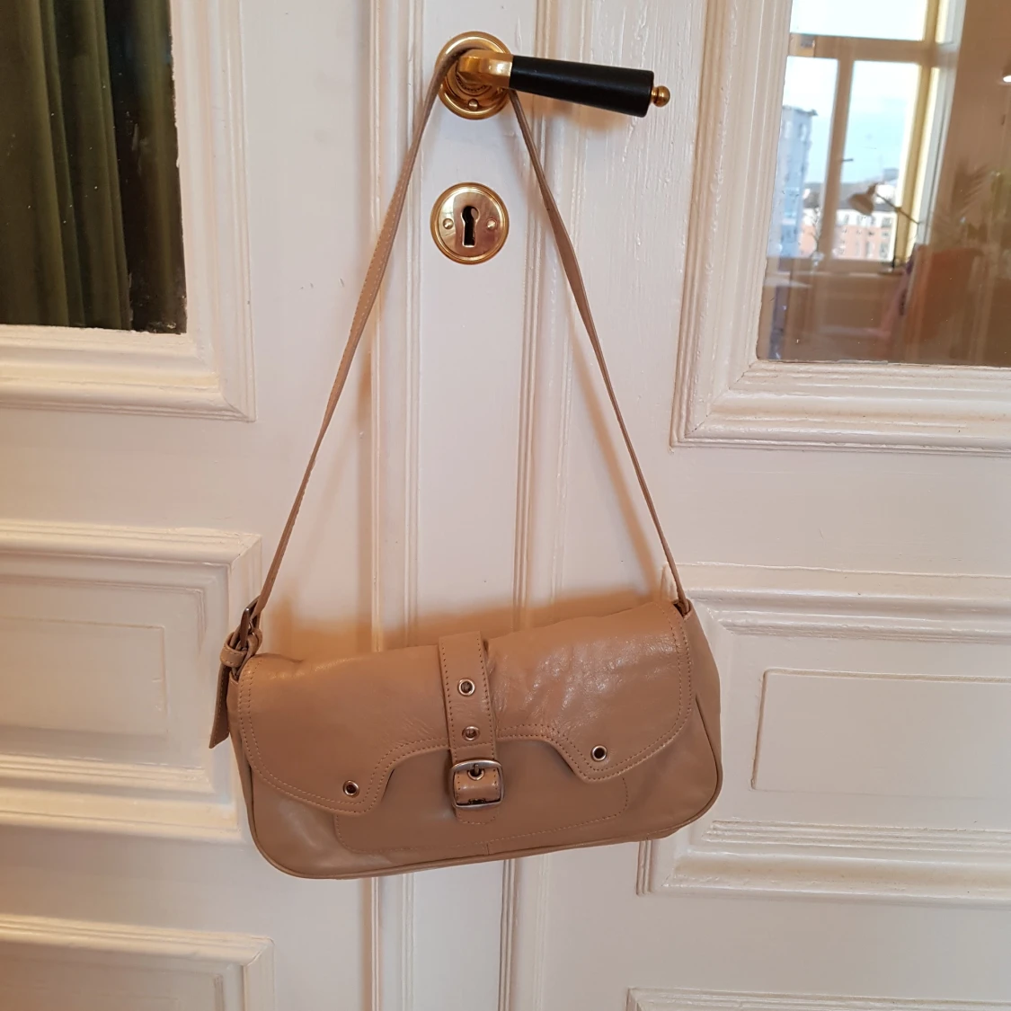 Liten beige skinnväska